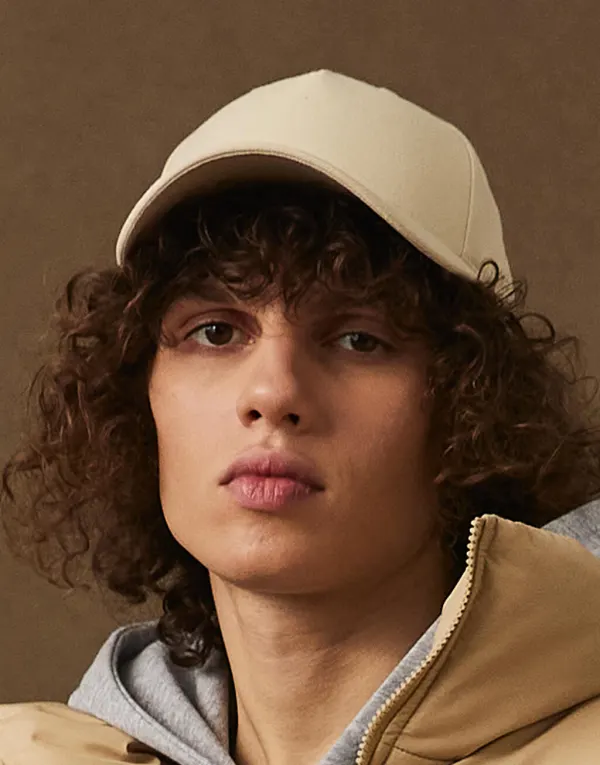 5-Panel Premium Curved Visor Snapback Cap porté — vue 1