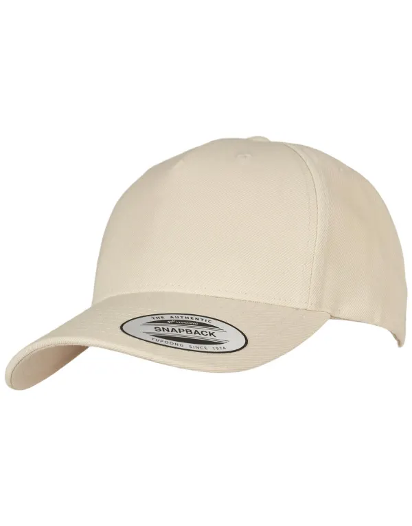 5-Panel Premium Curved Visor Snapback Cap porté — vue 2