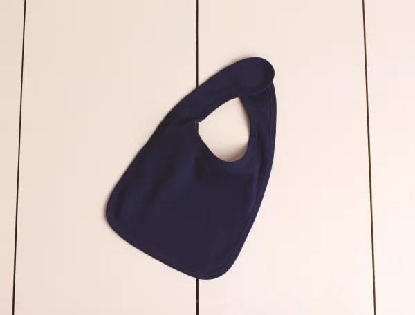 Bavoir porté — vue 2