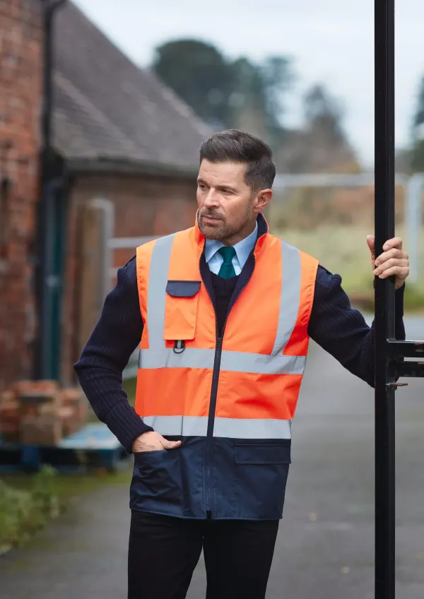 Bodywarmer rembourré haute visibilité porté — vue 3