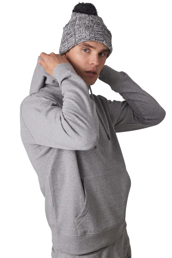 Bonnet à pompon avec revers porté — vue 2