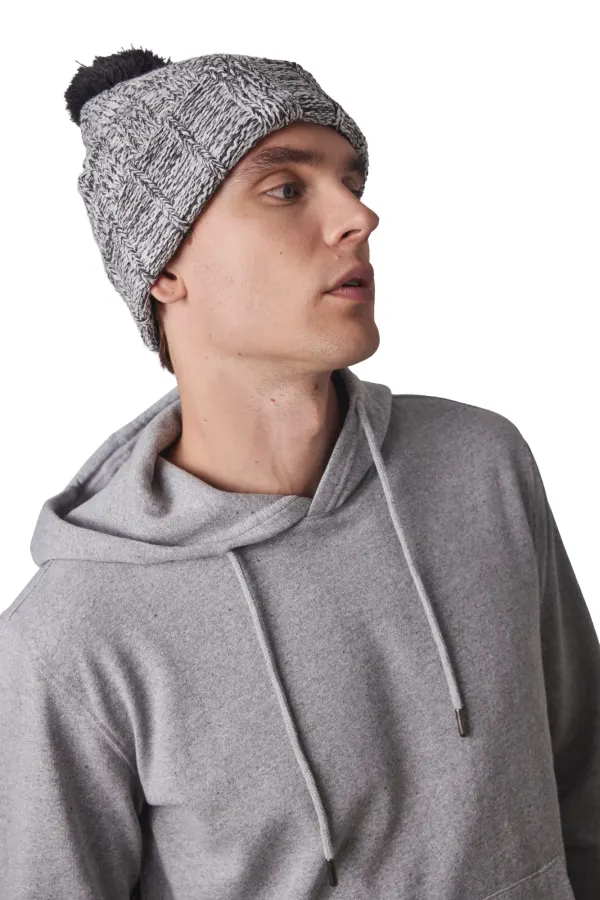 Bonnet à pompon avec revers porté — vue 3