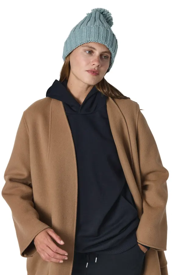 Bonnet à pompon porté — vue 1