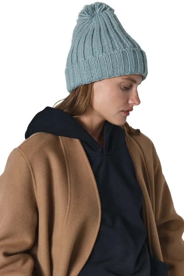 Bonnet à pompon porté — vue 2