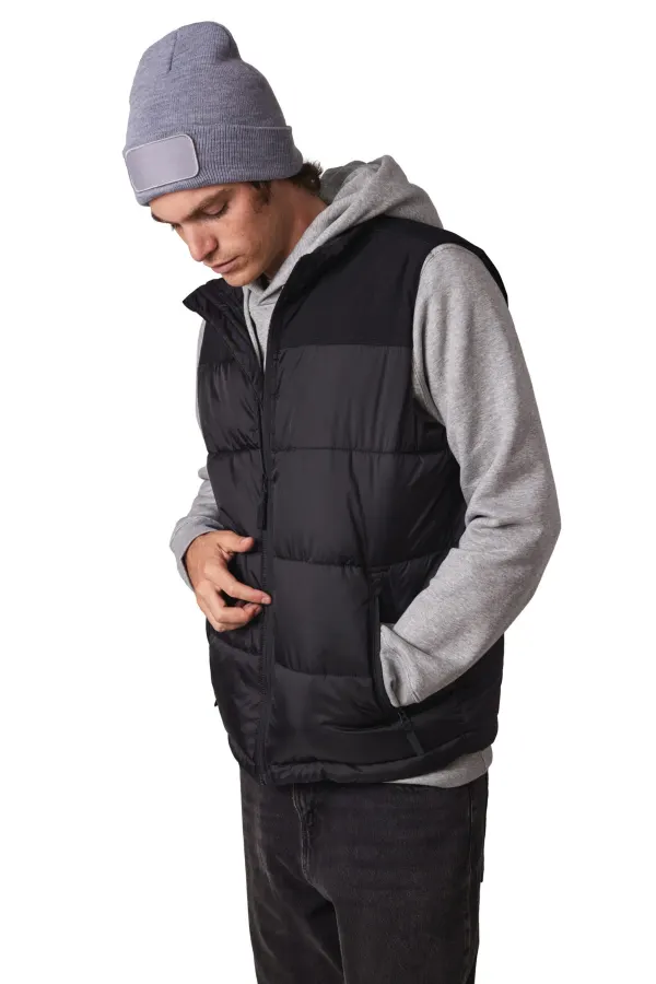 Bonnet avec patch porté — vue 1