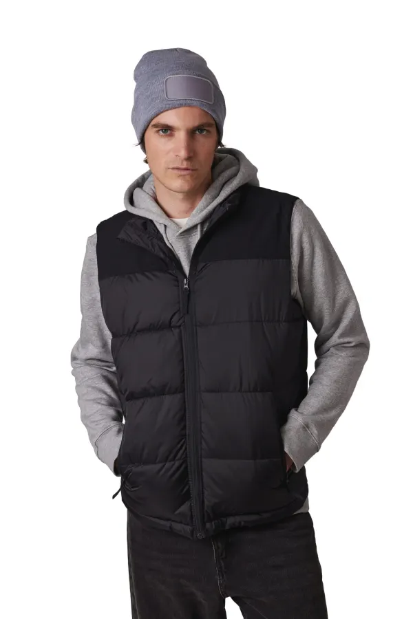 Bonnet avec patch porté — vue 2