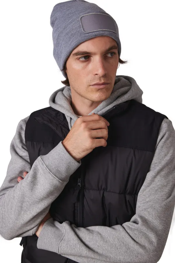 Bonnet avec patch porté — vue 3
