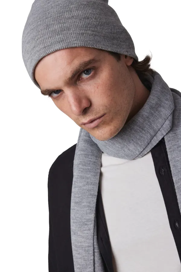 Bonnet en tricot (KP549) porté — vue 1