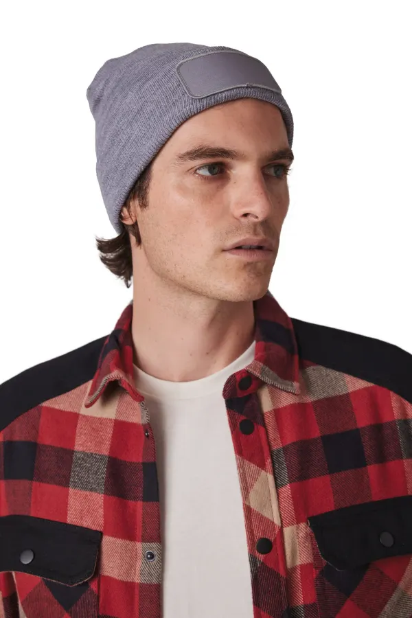 Bonnet recyclé avec patch porté — vue 3
