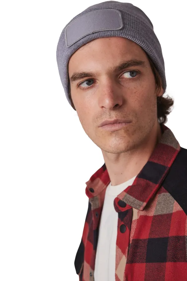 Bonnet recyclé avec patch porté — vue 4