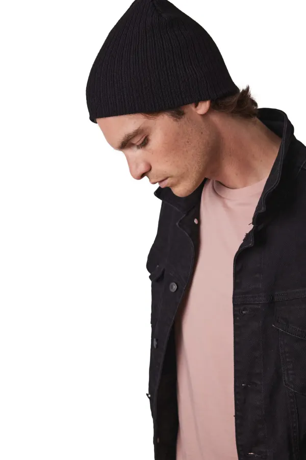 Bonnet tricot côtelé porté — vue 3