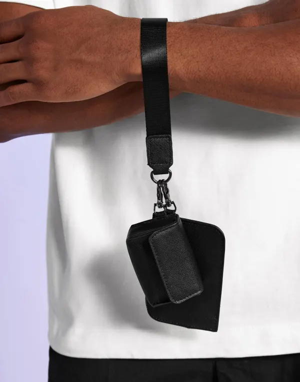 Boutique Pouch Wristlet porté — vue 1
