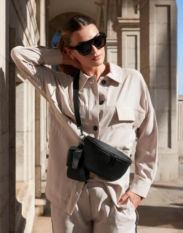 Boutique Pouch Wristlet porté — vue 2
