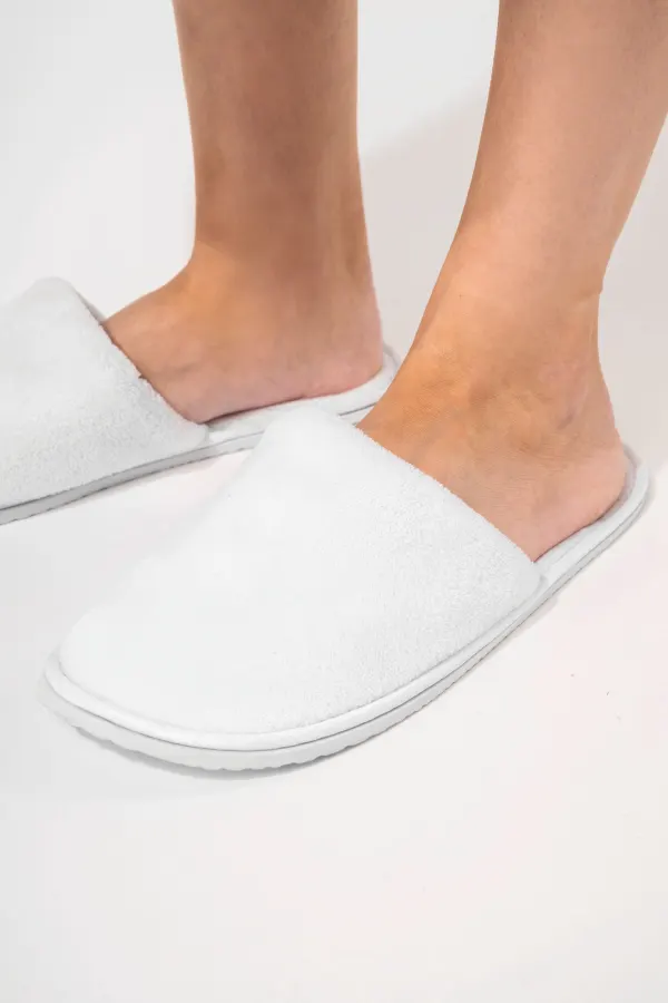 Chaussons en tissu éponge unisexe porté — vue 1