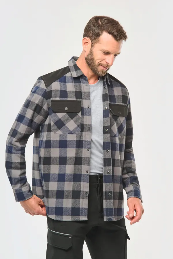 Chemise à carreaux avec poches homme porté — vue 3