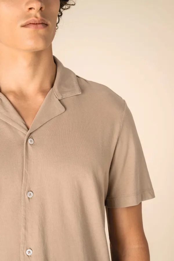 Chemise écoresponsable à col bowling délavée en jersey manches courtes homme porté — vue 4