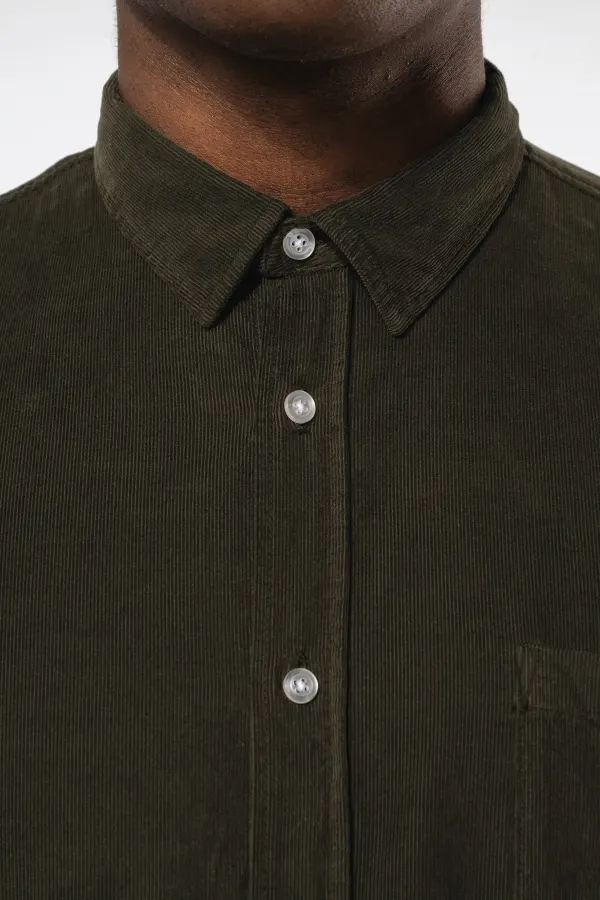 Chemise manches longues en velours homme porté — vue 3