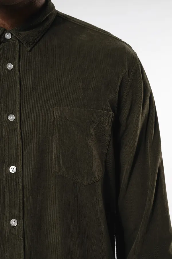 Chemise manches longues en velours homme porté — vue 4