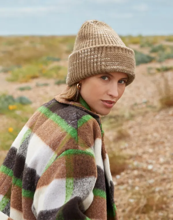 Chunky Knitted Patch Beanie porté — vue 2