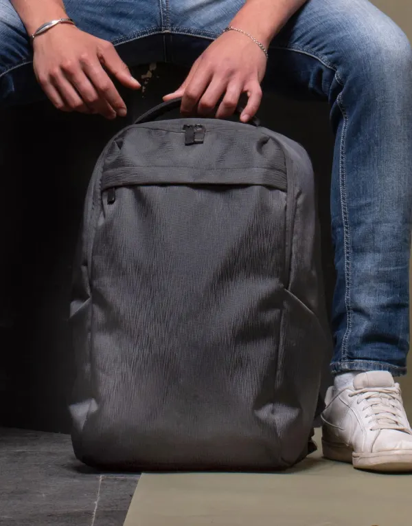 Davos Essential Laptop Backpack porté — vue 2
