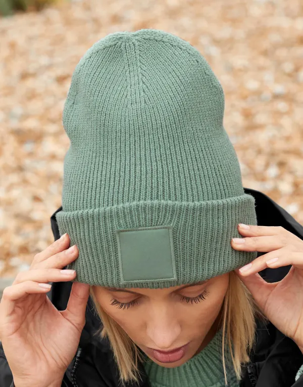 Deep Cuffed Tonal Patch Beanie porté — vue 1