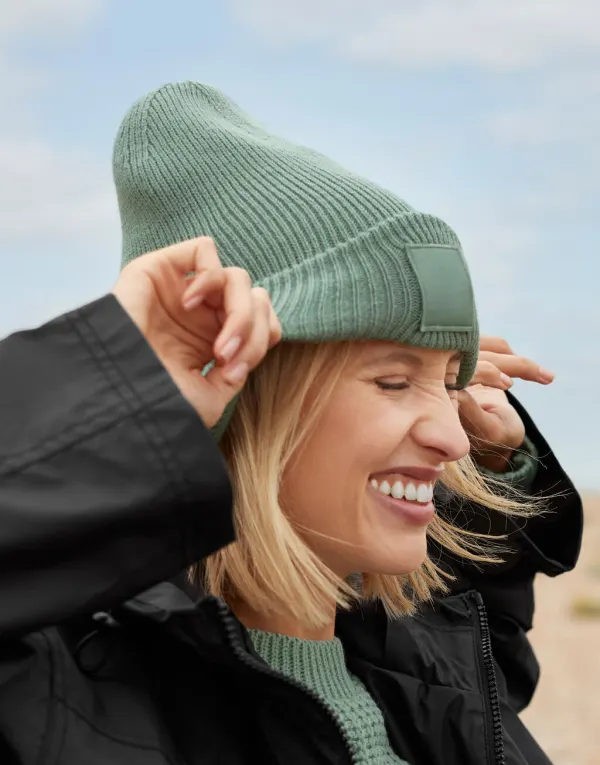 Deep Cuffed Tonal Patch Beanie porté — vue 2