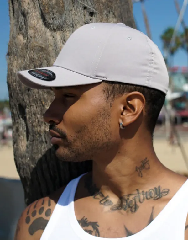 Flexfit Recycled Polyester Cap porté — vue 1