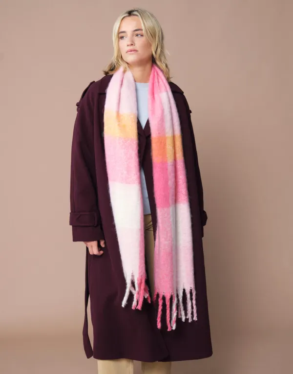Fluffy Check Scarf porté — vue 1