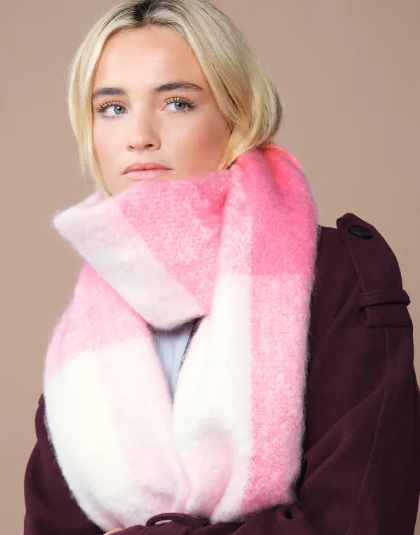 Fluffy Check Scarf porté — vue 2