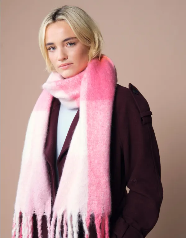 Fluffy Check Scarf porté — vue 3