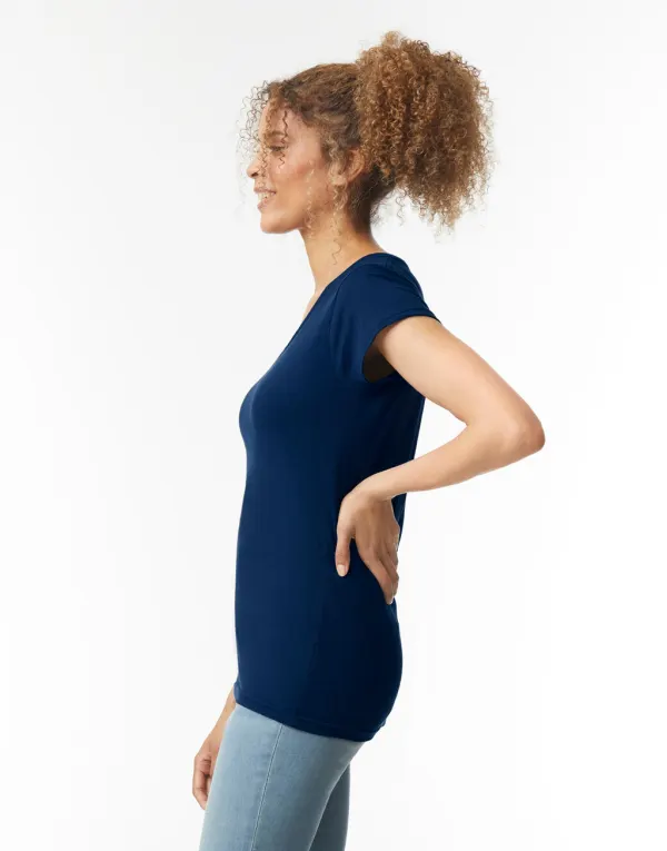 Gildan Ladies Softstyle V-Neck T-Shirt porté — vue 2