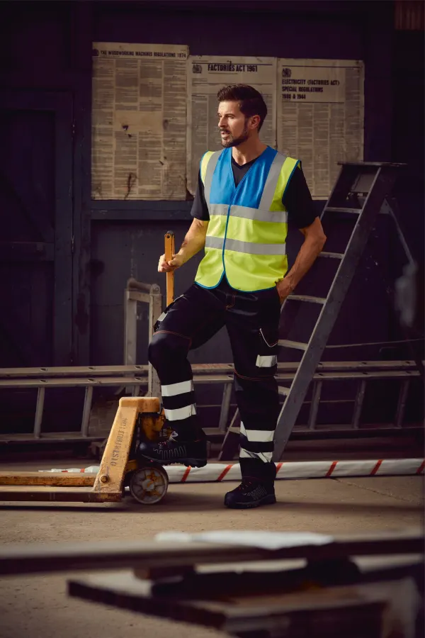 Gilet haute visibilité porté — vue 1