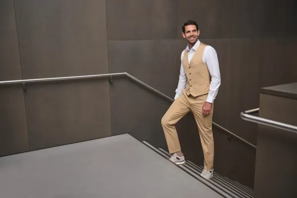 Gilet homme George coupe cintrée porté — vue 1
