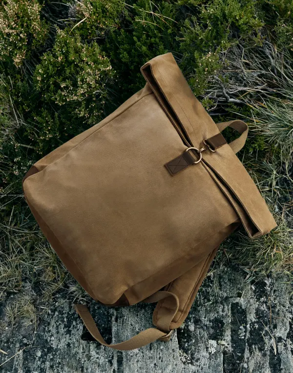 Heritage Waxed Canvas Backpack porté — vue 2