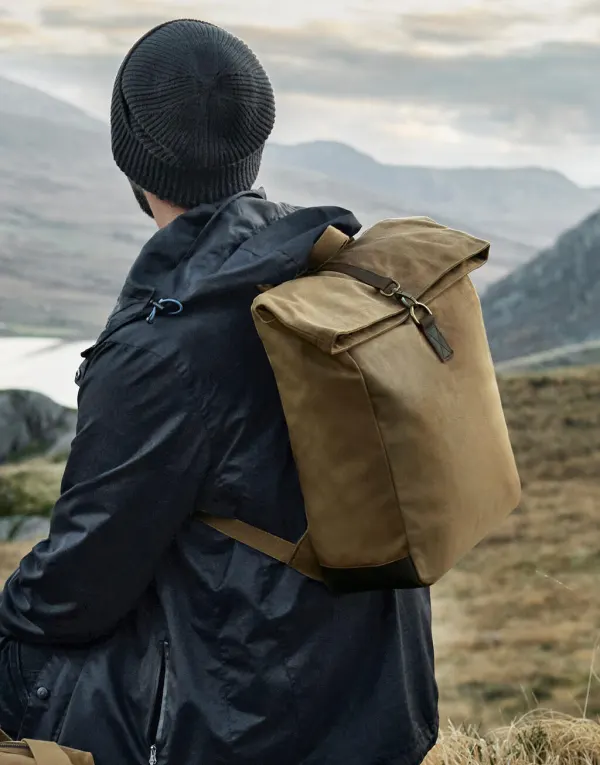 Heritage Waxed Canvas Backpack porté — vue 3