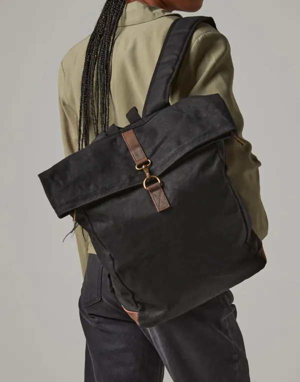 Heritage Waxed Canvas Backpack porté — vue 4