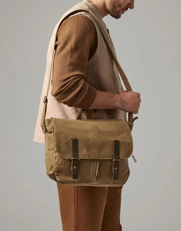 Heritage Waxed Canvas Messenger porté — vue 1