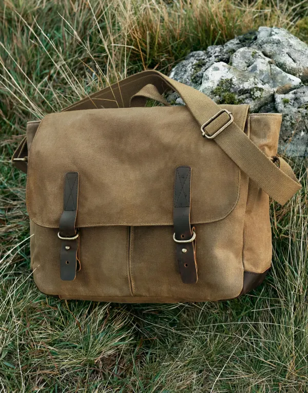 Heritage Waxed Canvas Messenger porté — vue 2