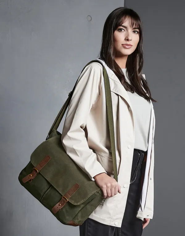 Heritage Waxed Canvas Messenger porté — vue 4