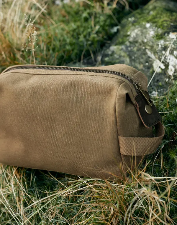 Heritage Waxed Canvas Wash Bag porté — vue 1