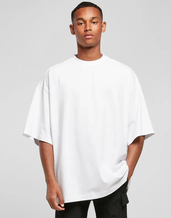 Huge Tee porté — vue 3
