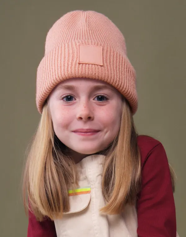 Kids Deep Cuffed Tonal Patch Beanie porté — vue 1