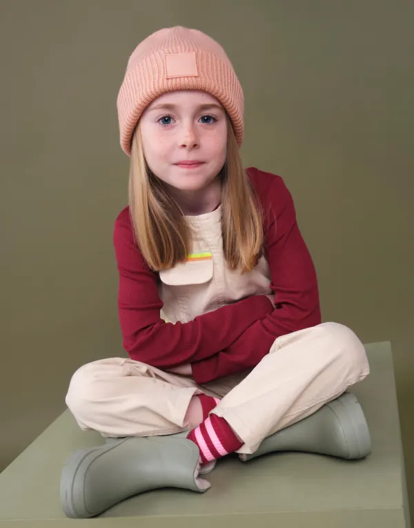 Kids Deep Cuffed Tonal Patch Beanie porté — vue 2