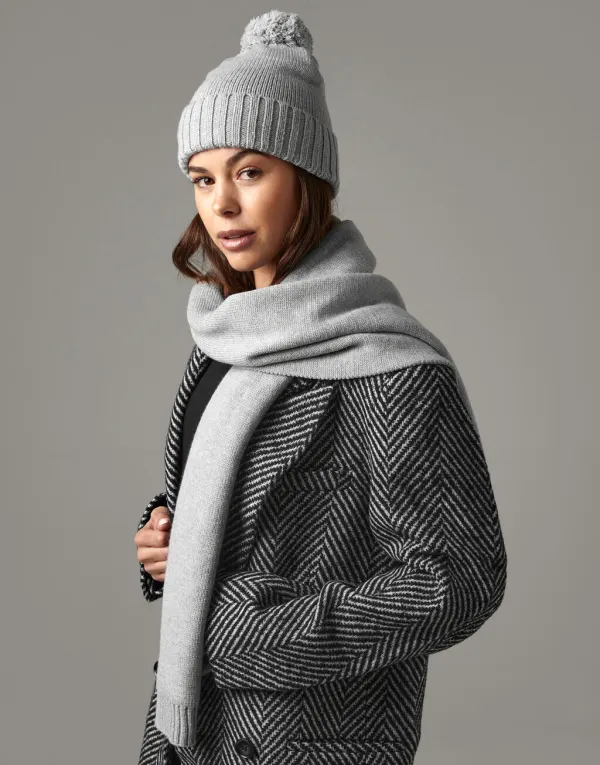 Knitted Scarf and Beanie Gift Set porté — vue 3