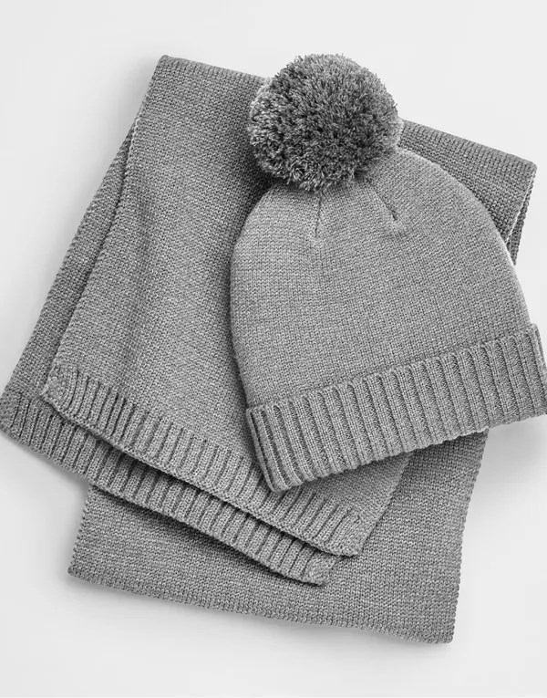 Knitted Scarf and Beanie Gift Set porté — vue 4