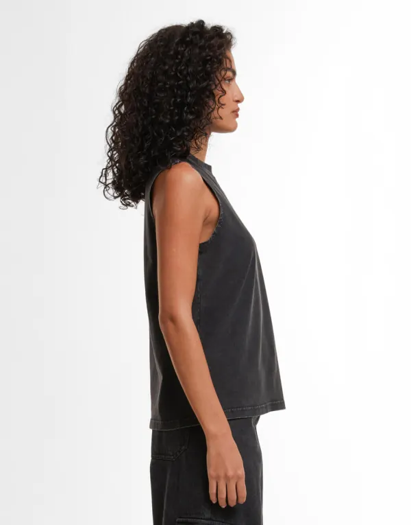 Ladies Vintage Washed Sleeveless Tee porté — vue 2