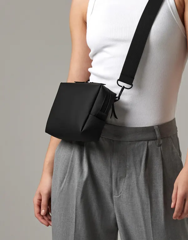 Matte PU Cross Body Bag porté — vue 1
