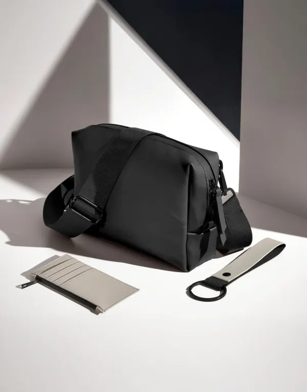 Matte PU Cross Body Bag porté — vue 4