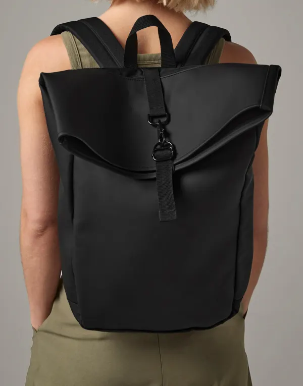 Matte PU Rolltop Backpack porté — vue 2