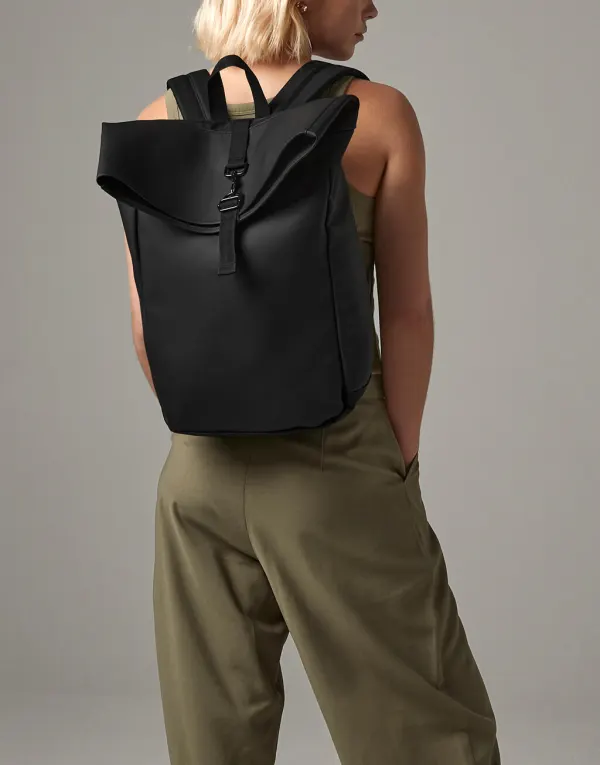 Matte PU Rolltop Backpack porté — vue 3